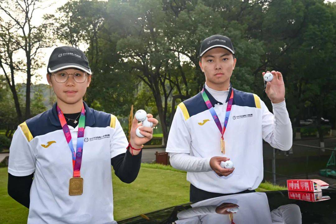 女孩唯唯诺诺的说道：我……我是华人……但从小在美国出生长大……入的是美国籍……马岚气恼的说道：你爸妈怎么当的，不对你进行爱国主义教育吗？。